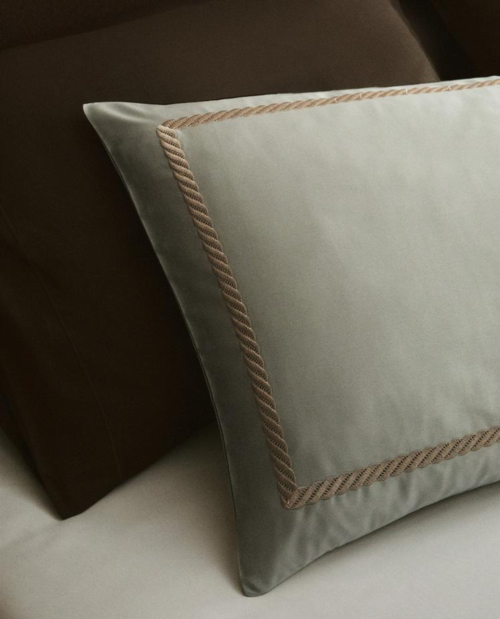 ZARA HOME САТИНОВАЯ НАВОЛОЧКА С ВЫШИВКОЙ, ЗЕЛЕНЫЙ