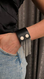 Браслет из натуральной кожи с цепочками. Оттенок графит. Застежка клепки 2 ряда для регулировки.