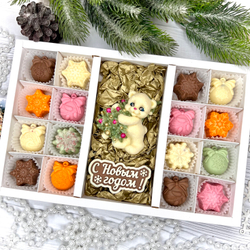 Шоколадный набор "С новым годом. Мишка с ёлкой": шоколадка и 16 конфет ручной работы