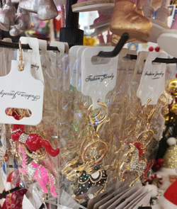 Брюлок с символом года.