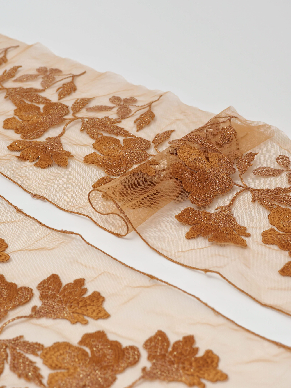 Вышивка на сетке охра с золотым люрексом ширина 16,5 см (2 стороны)