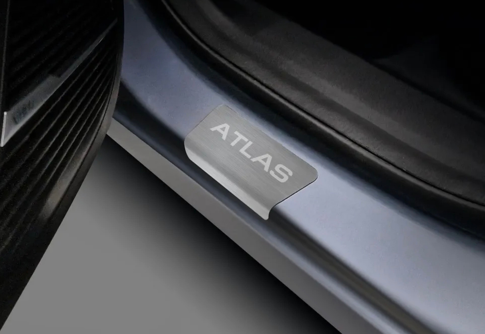 Накладки на пороги AutoMax для Geely Atlas 2023-н.в., только рынок РФ, нерж. сталь, с надписью, 4 шт., AMGEATL01