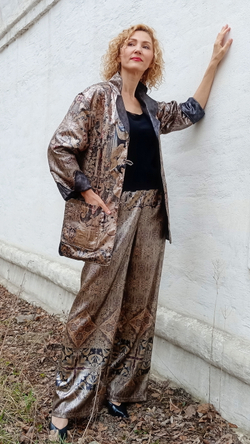 Комплект (двусторонний жакет и брюки) «Вечернее серебро» (коллекция "Сны белого камня"), по мотивам белокаменной резьбы домонгольских соборов Владимирской земли