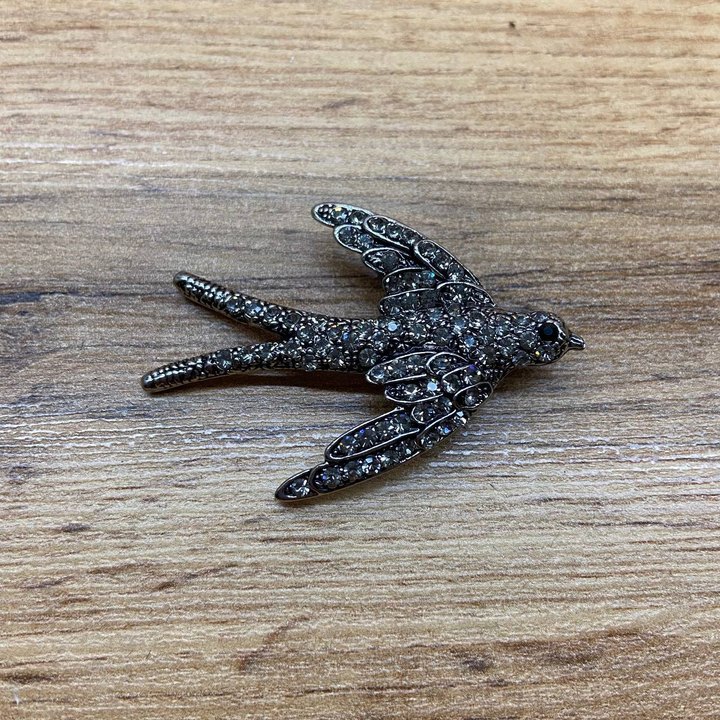 Брошь-кулон Ласточка стразы серые металл графитовый