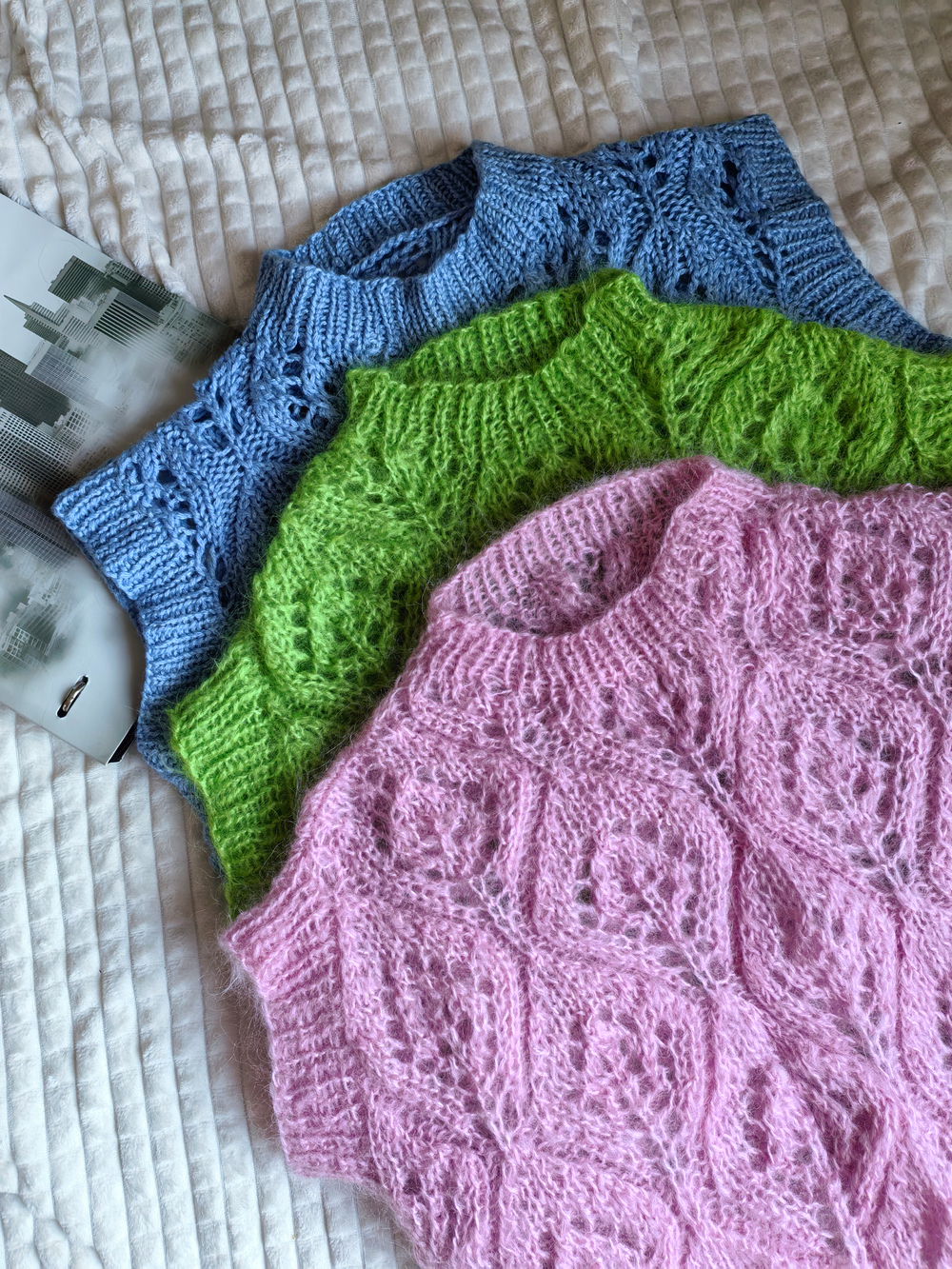 Безрукавка ажурная ручной работы "Тюльпаны"