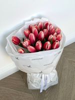 Букет из 21 классического красно-белого тюльпана