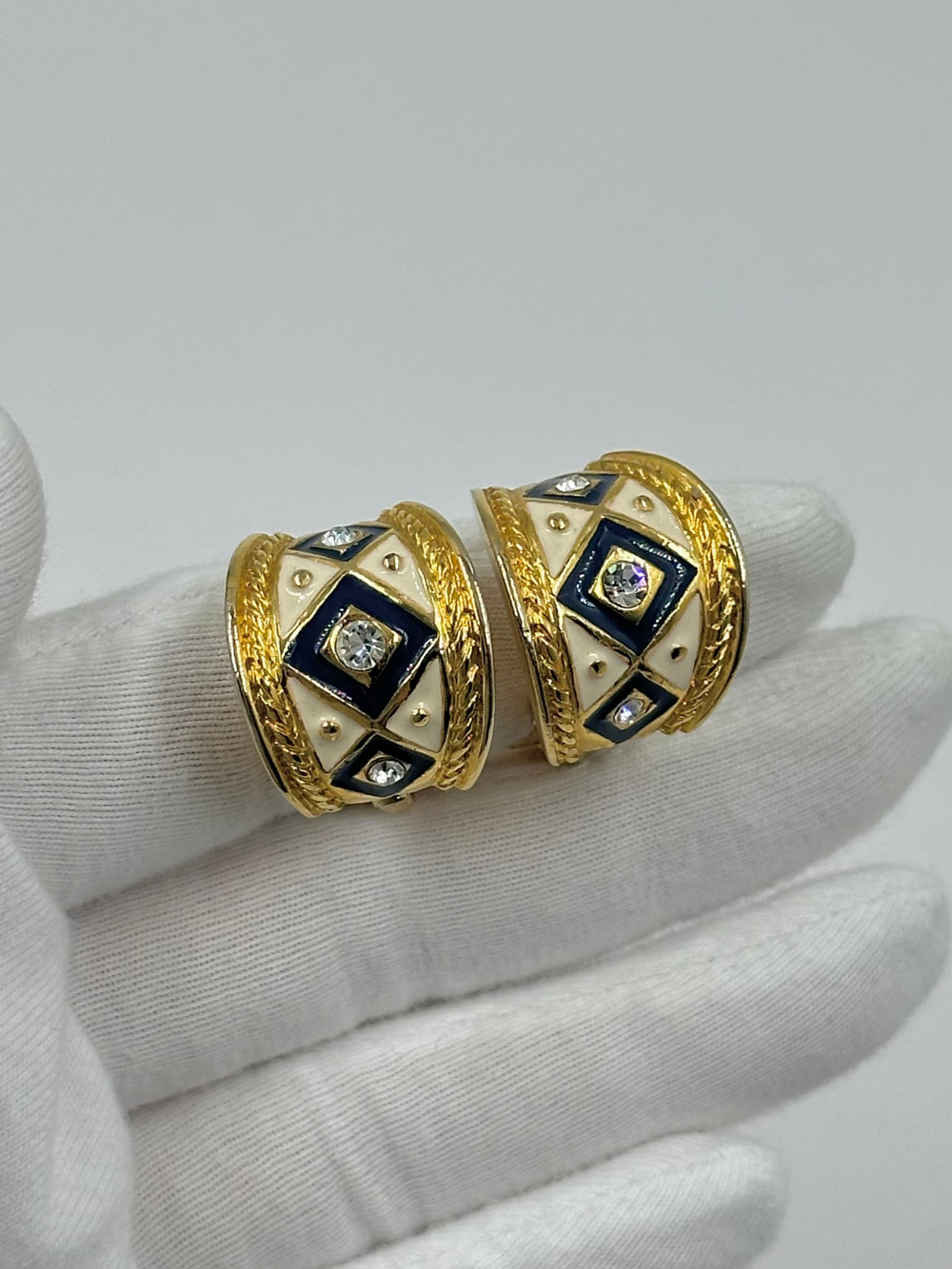 Клипсы с кремовой и синей эмалью