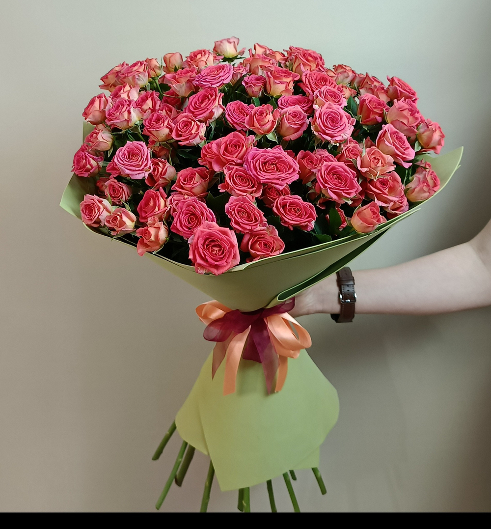 Букет из Коралловых кустовых роз 25 шт в зелёном фоамиране