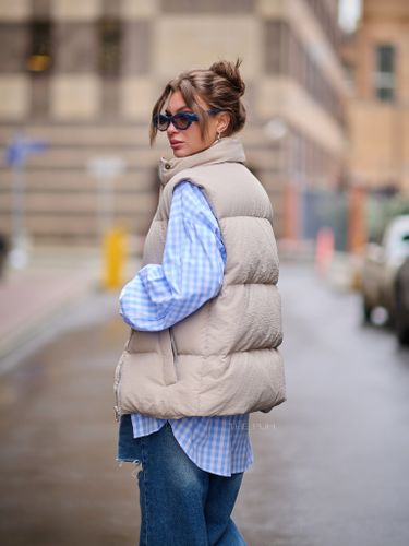 Женский утепленный жилет бежевого цвета