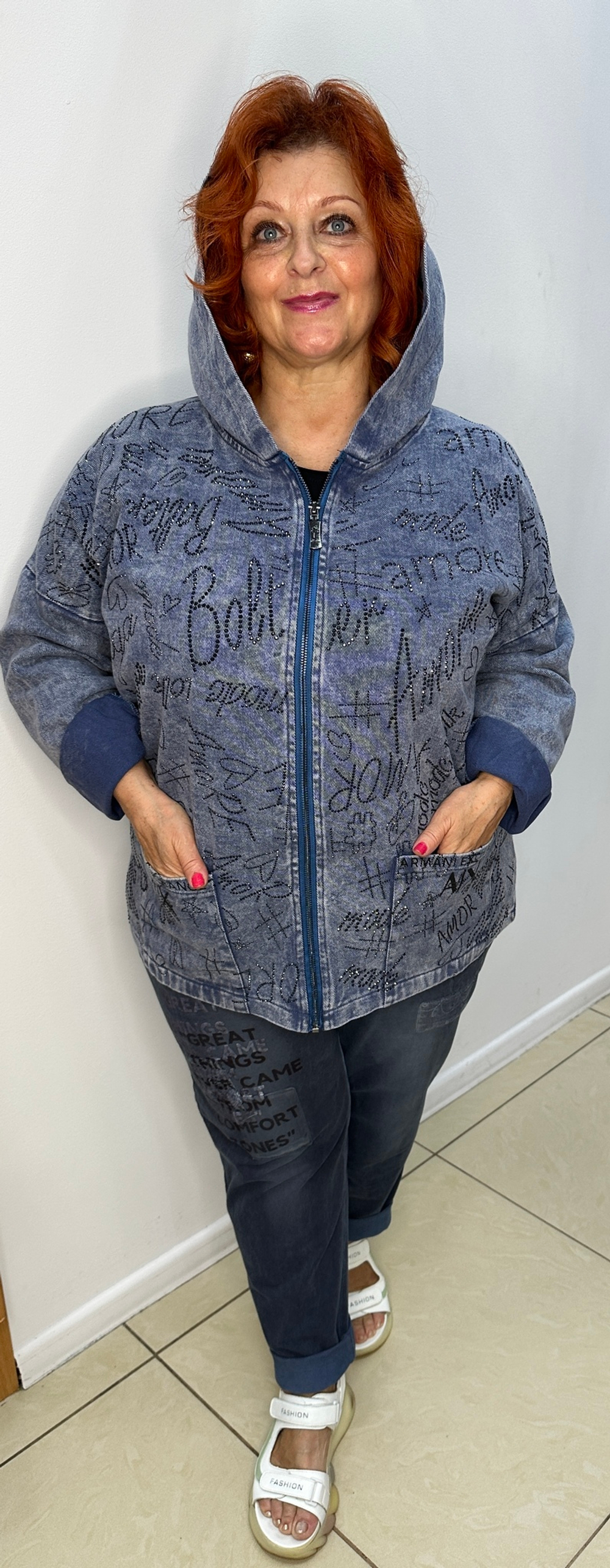 Джинсовый жакет-бомбер со стразовым принтом по лицевой стороне