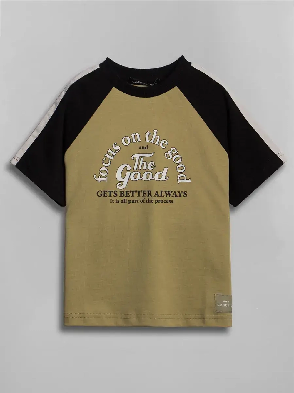 Бежевая спортивная футболка для мальчика