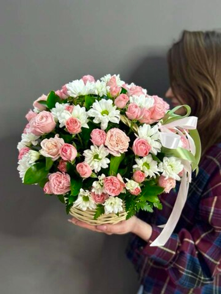 Корзина с кустовыми пионовидными розами сорта "Мадам Бомбастик"