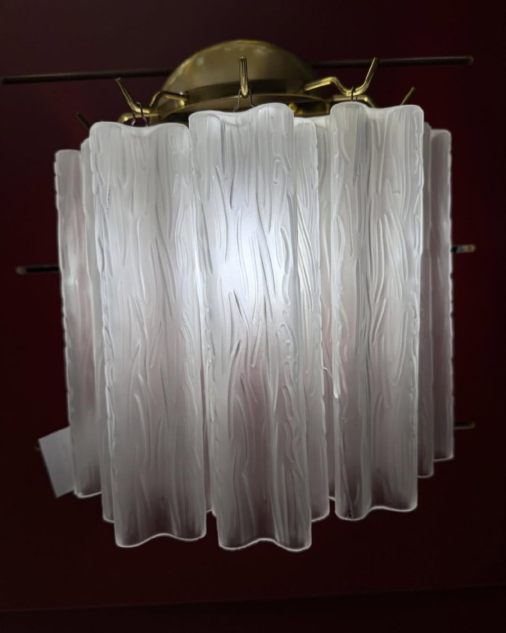 Элегантное настенное бра с фактурным стеклом