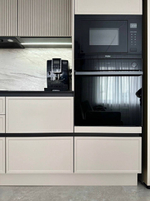 Современная кухня «Эмаль Премиум» с фрезерованными фасадами и витражами