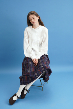 Блузка с рюшами и воротником-стоечкой, белый батист-креп