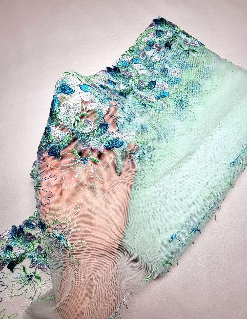 Вышивка на сетке ментол/сирень/морская волна левая К099