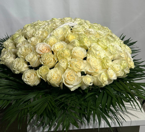 Траурная корзина из живых цветов «100 белых роз, папоротник»