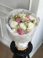 Букет из хризантемы, лизиантуса, пионов и ромашки