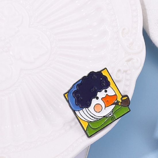 Значок металлический "Селезень с отрезанным ухом и трубкой", р-р 2,6х2,7 см