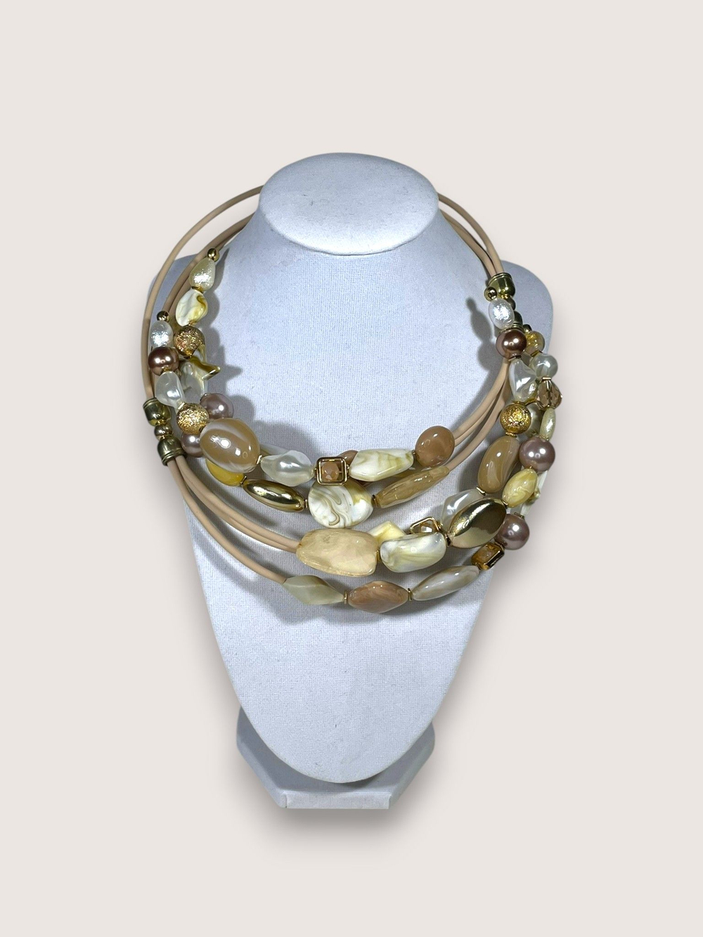 Колье из бусин на проволоке с памятью