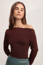 Лонгслив с асимметричным вырезом