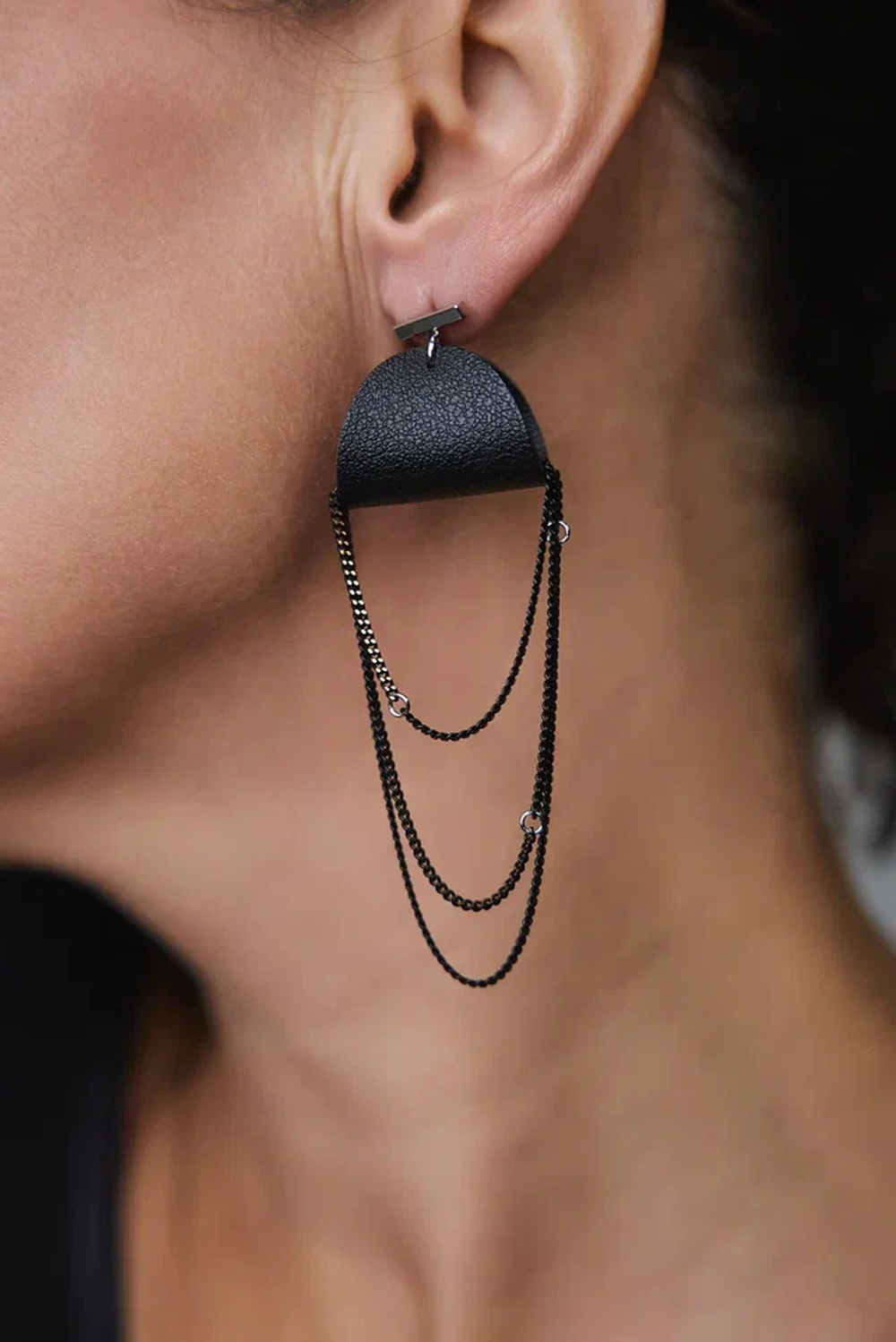 Серьги пусеты из черной кожи с черно-золотыми цепочками