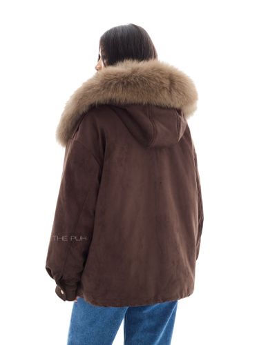 Объемная парка шоколадного цвета из замши с коричневым мехом
