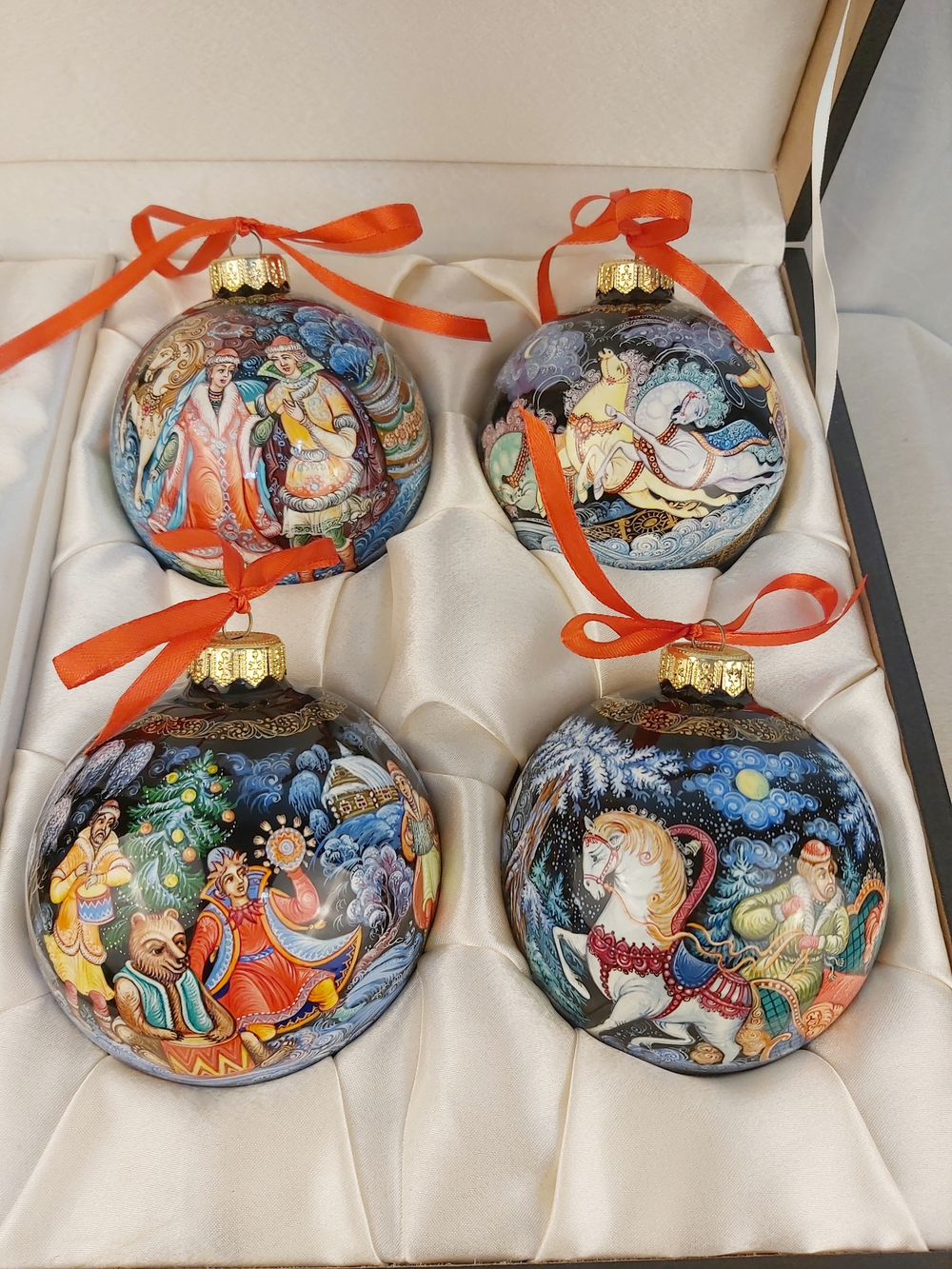 Сувенирный набор из 4-х новогодних шаров и наконечника с ручной росписью Палех