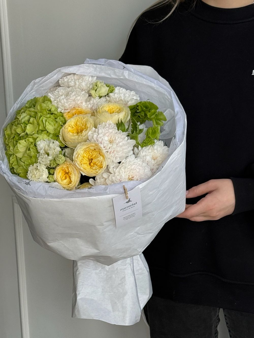 Букет сборный из кустовых пионовидных роз, хризантемы, гортензии и лизиантуса