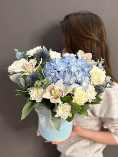 Шляпная коробка с голубой гортензией