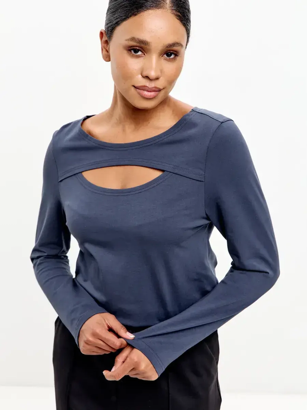 лонгслив дизайнерский с вырезом на груди