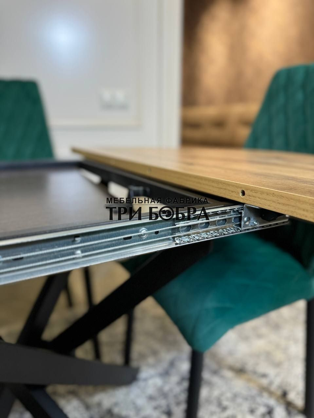 Круглый раздвижной стол "Лофт", дуб вотан и стулья "Бентли" изумруд