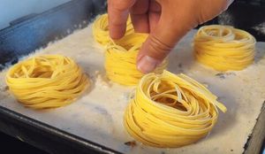 Готовим гнезда с морепродуктами в сливочном соусе