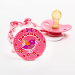 1476837 Соска-пустышка латексная классическая с кольцом «Доченька», на цепочке с прищепкой, от 0 мес