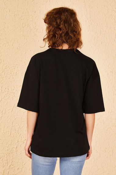 Qadın üçün geniş ölçülü qara  t-shirt Rainbow 10501027
