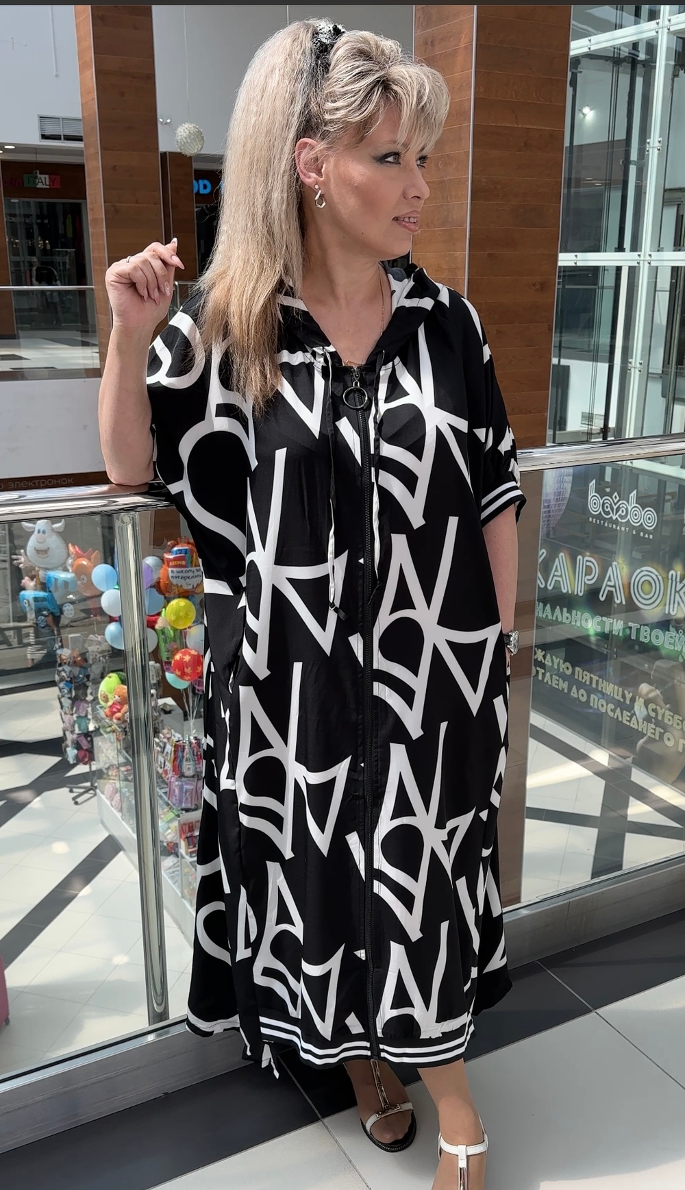 Черно-белое длинное платье с капюшоном на молнии