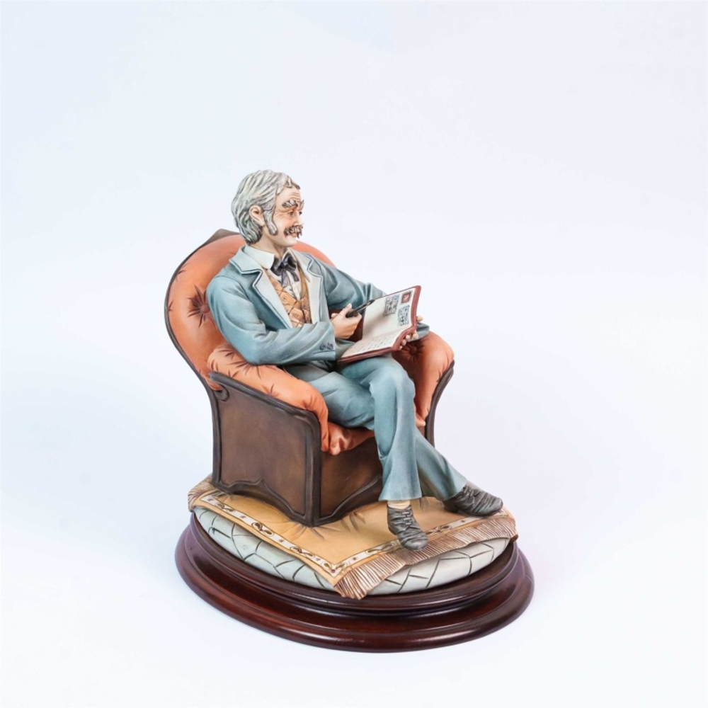 Фарфоровая мануфактура Capodimonte «Коллекционер марок»