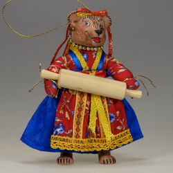 Ёлочная игрушка Медведица "Маша" со скалкой