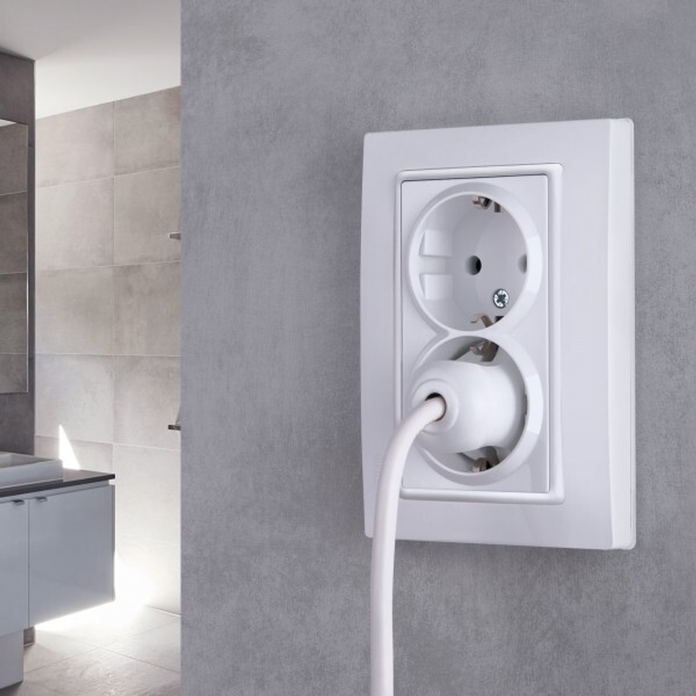 Розетка двойная с заземлением (белый)