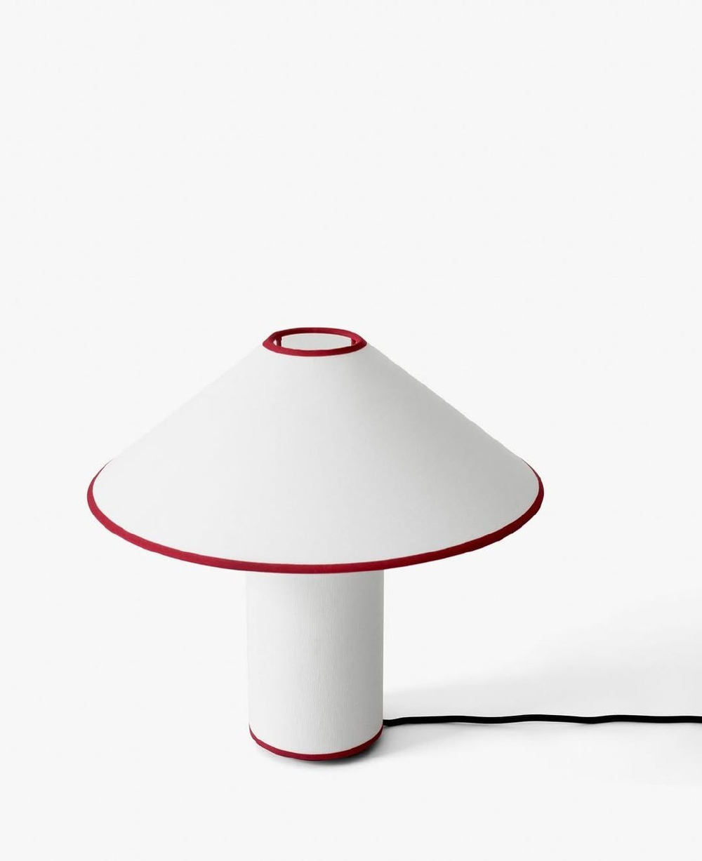 Элегантный настольный светильник в современном стиле.