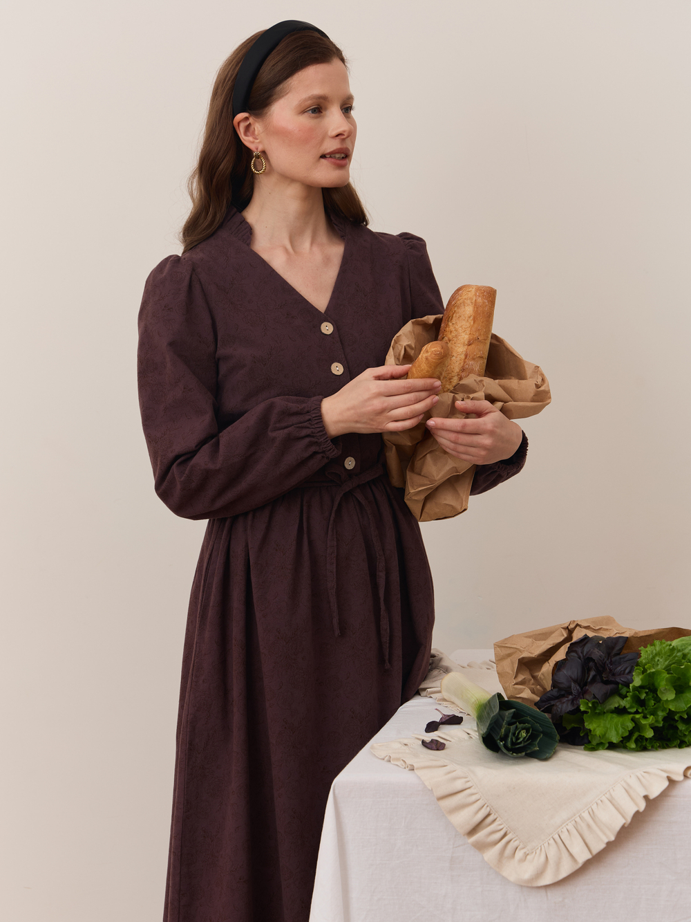 Платье с воротником стойкой