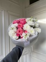 Букет из хризаентемы, яркой кустовой пионовидной розы и маттиолы