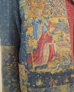 Пальто "Кормление птиц", по мотивам французского гобелена 15 века, выполненного в технике мильфлёр