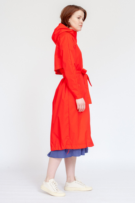 Плащ из мембраны красного цвета