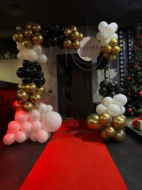 Фотозона с красной дорожкой