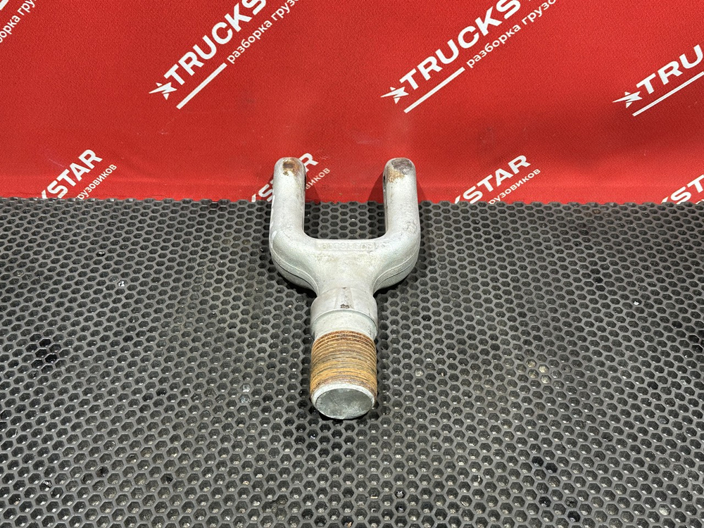 Крюк буксировочный