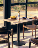 Esilda Стол из меламина с натуральной отделкой и черной металлической ножкой 70 x 70 x 70 см