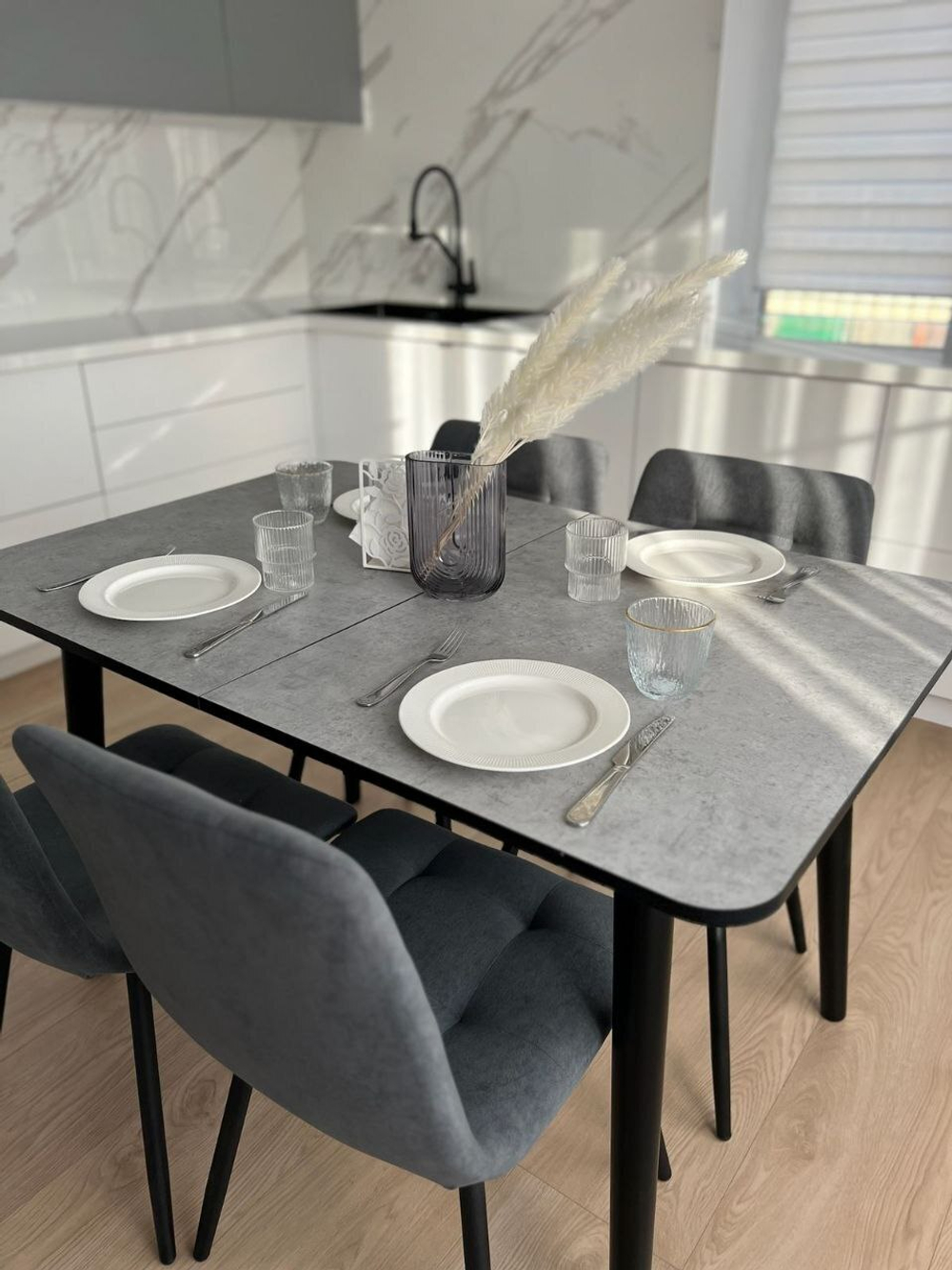 Кухонный раздвижной стол "Бетон" и 4 стула Дублин