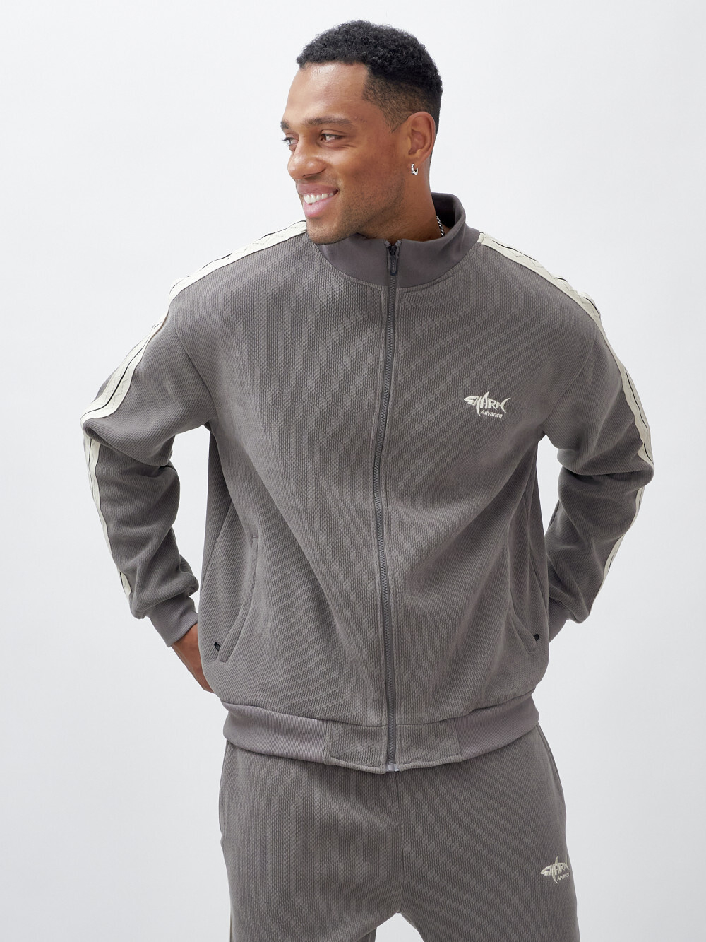 Спортивный костюм мужской демисезонный на флисе серого цвета 330Sr