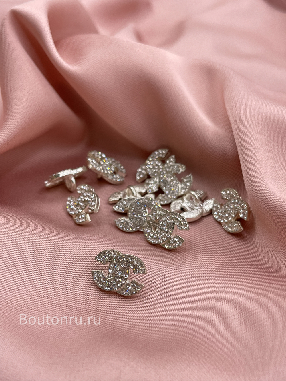Пуговицы Шан. серебрисое лого в стразах 14 мм